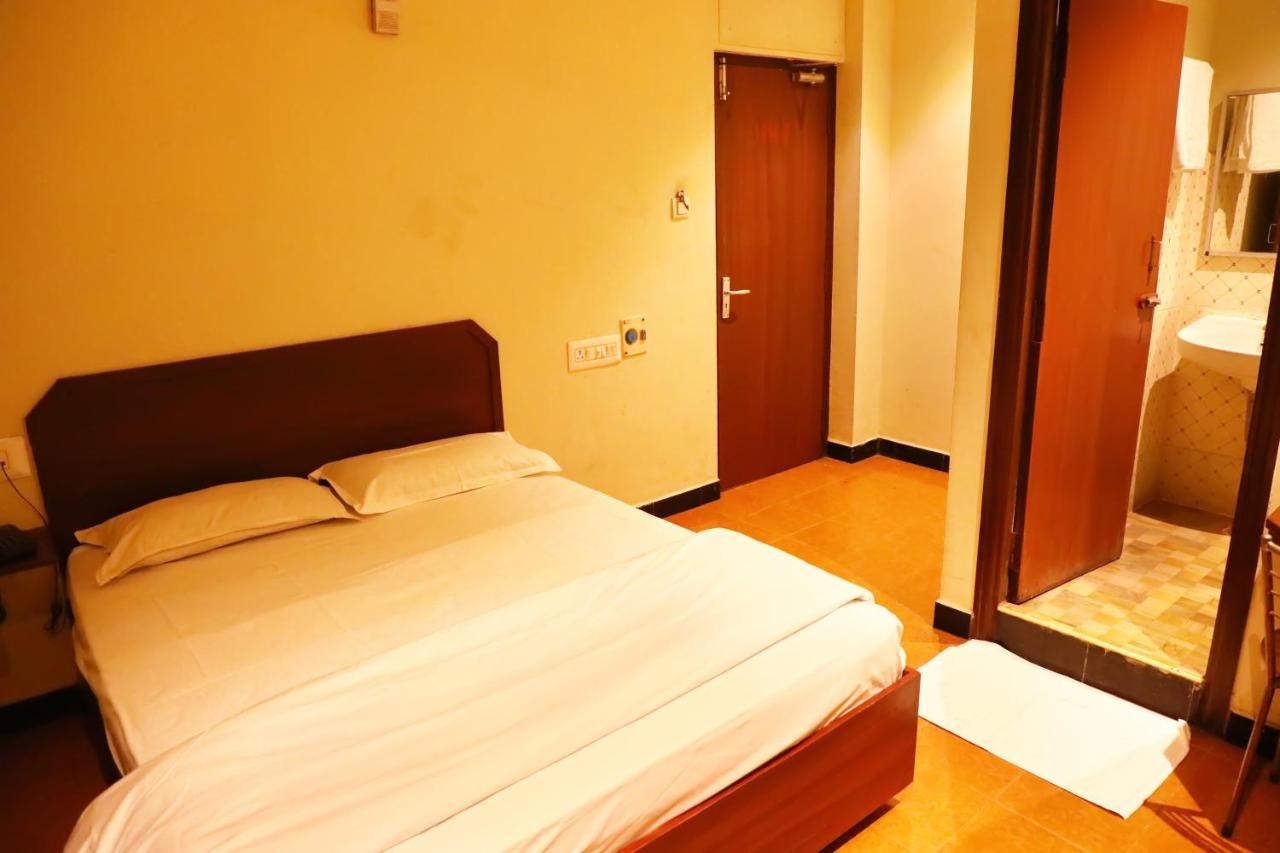 Deluxe Hotel Chennai Ngoại thất bức ảnh
