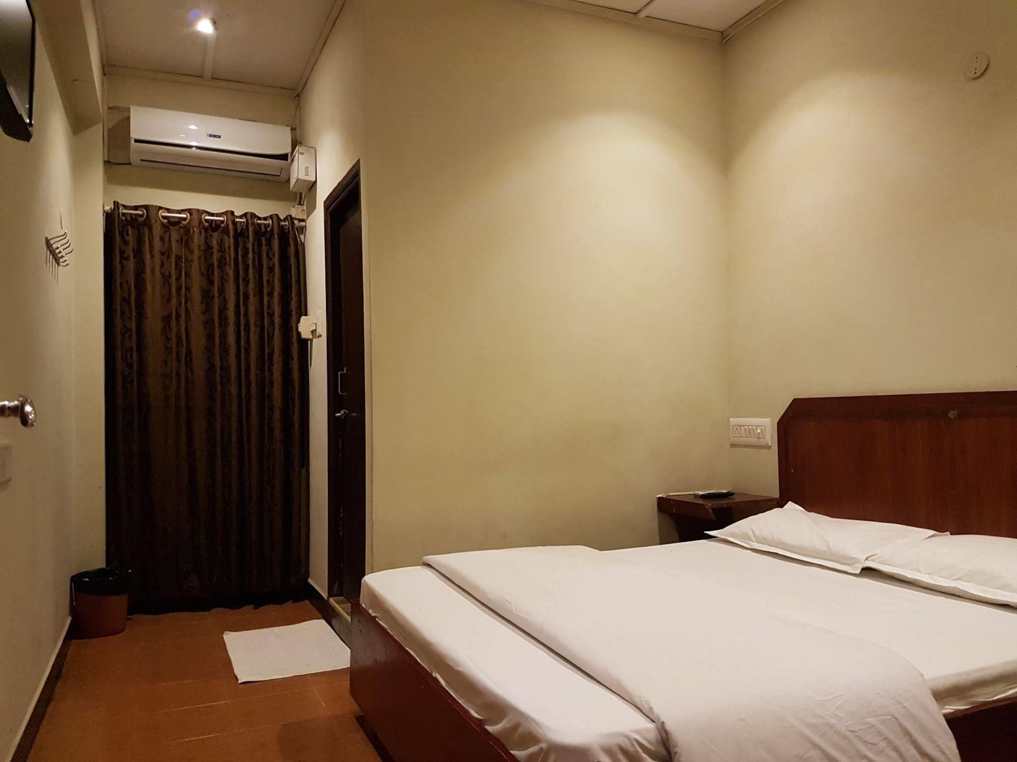 Deluxe Hotel Chennai Ngoại thất bức ảnh