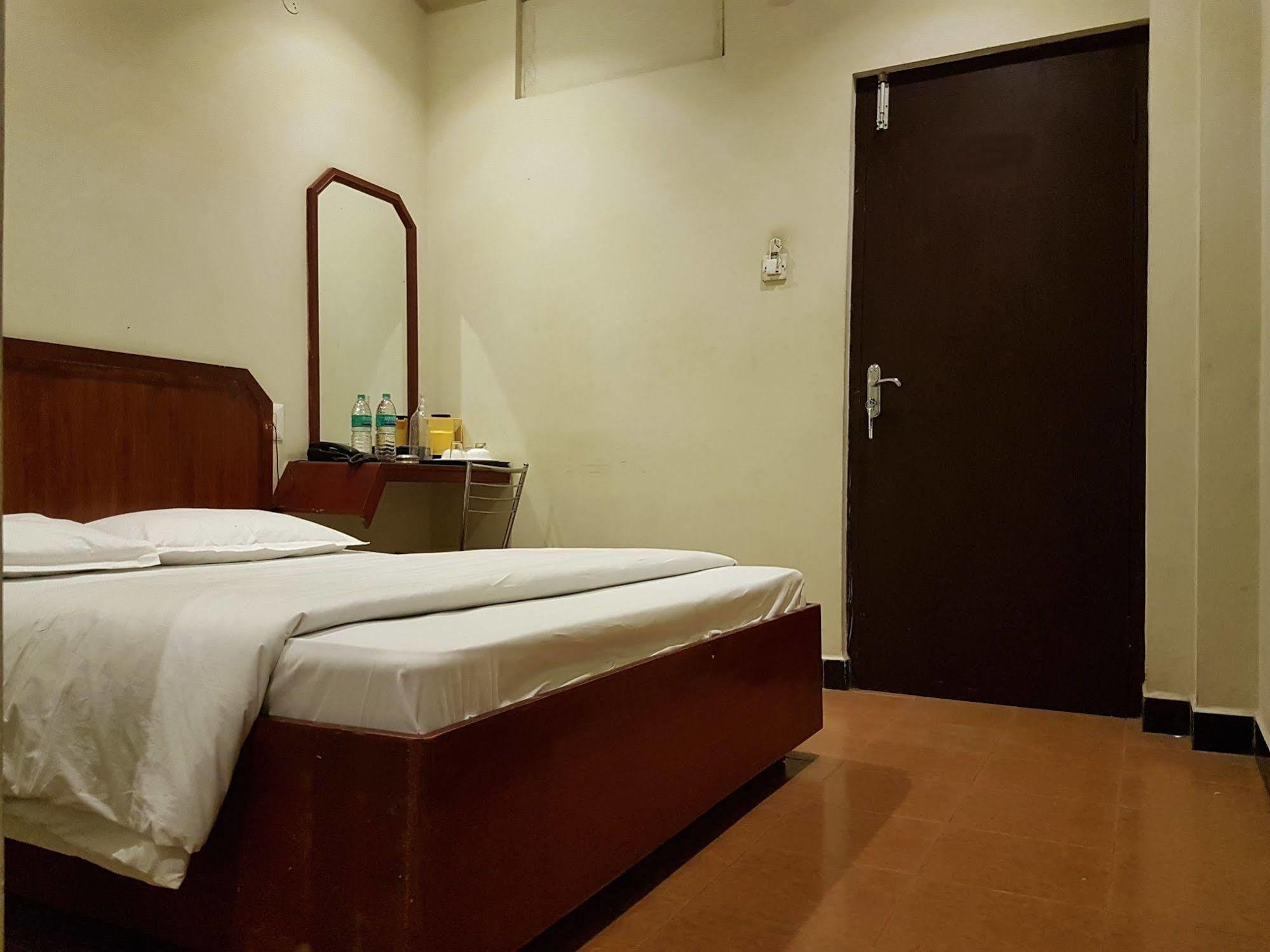 Deluxe Hotel Chennai Ngoại thất bức ảnh