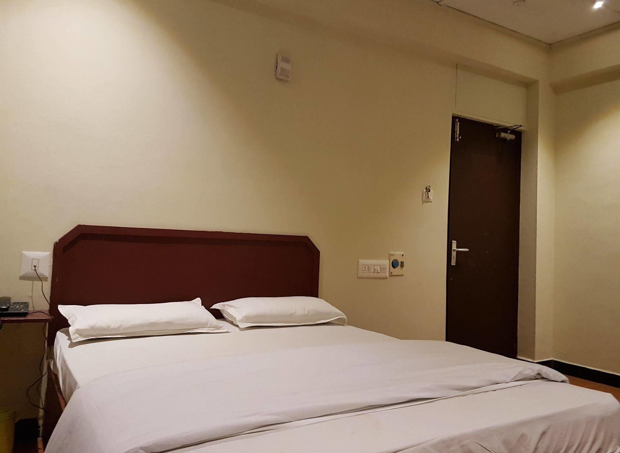 Deluxe Hotel Chennai Ngoại thất bức ảnh
