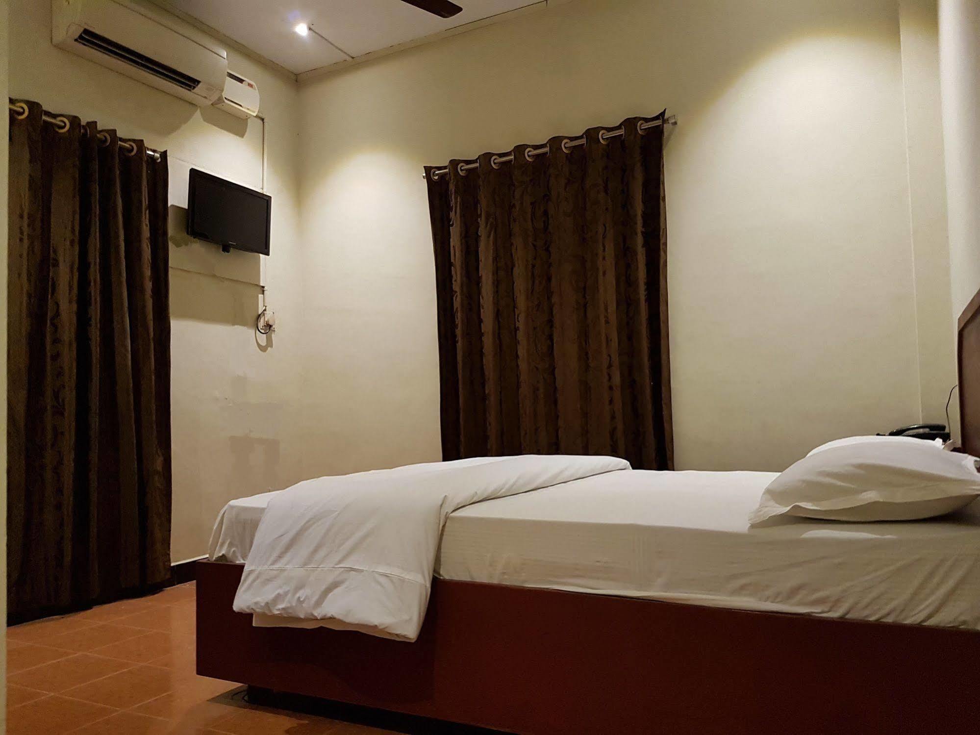 Deluxe Hotel Chennai Ngoại thất bức ảnh