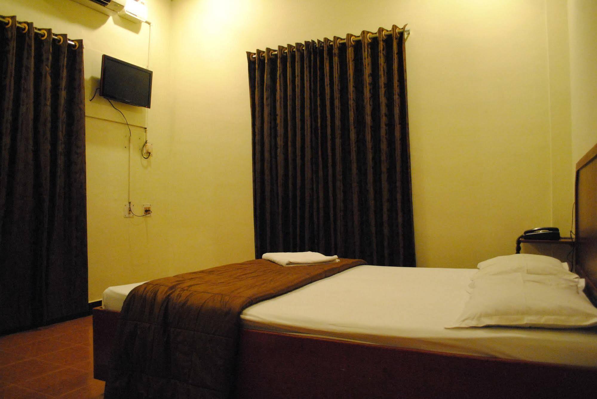 Deluxe Hotel Chennai Ngoại thất bức ảnh