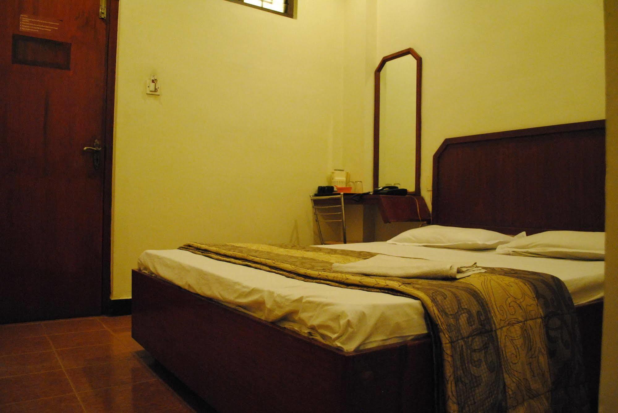 Deluxe Hotel Chennai Ngoại thất bức ảnh