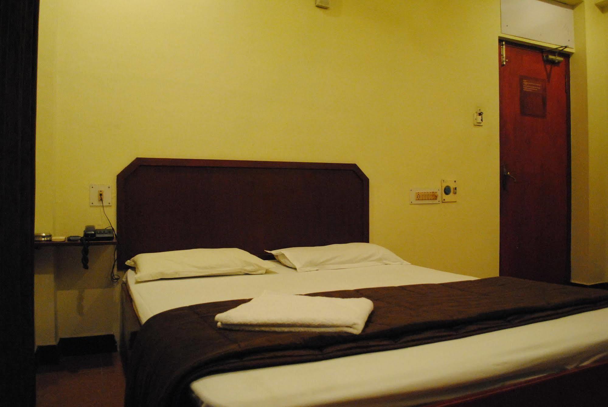 Deluxe Hotel Chennai Ngoại thất bức ảnh
